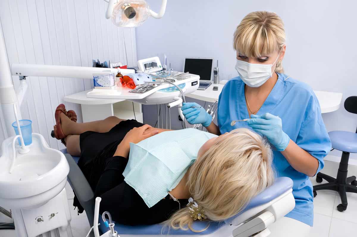 Le rôle de l'assistant(e) dentaire dans la chirurgie des dents de