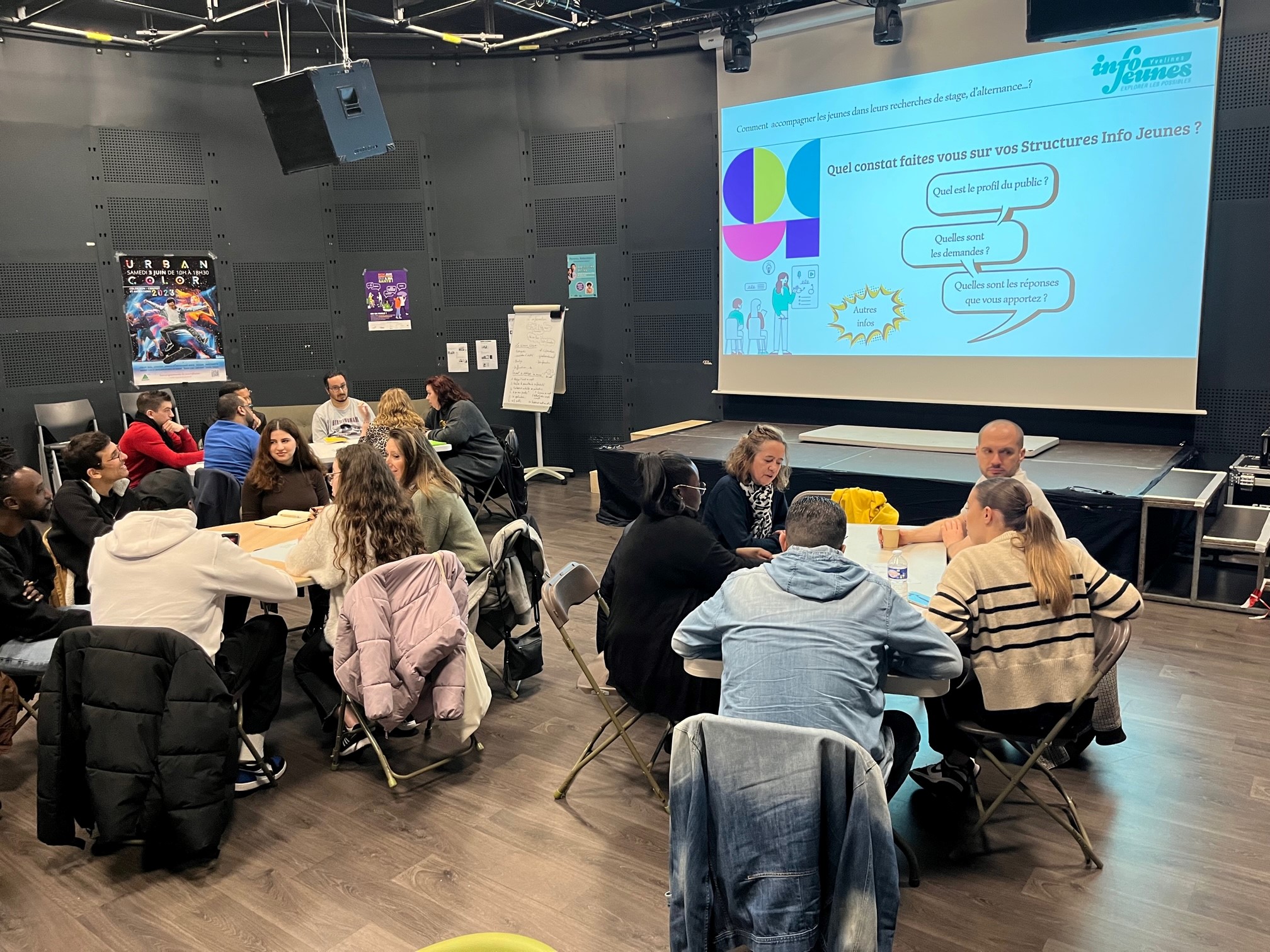 des jeunes à un forum des Yvelines