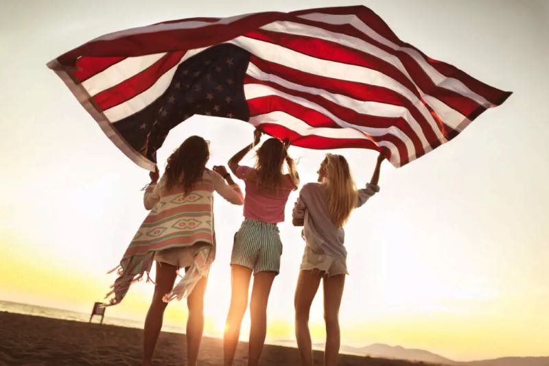 filles avec drapeau