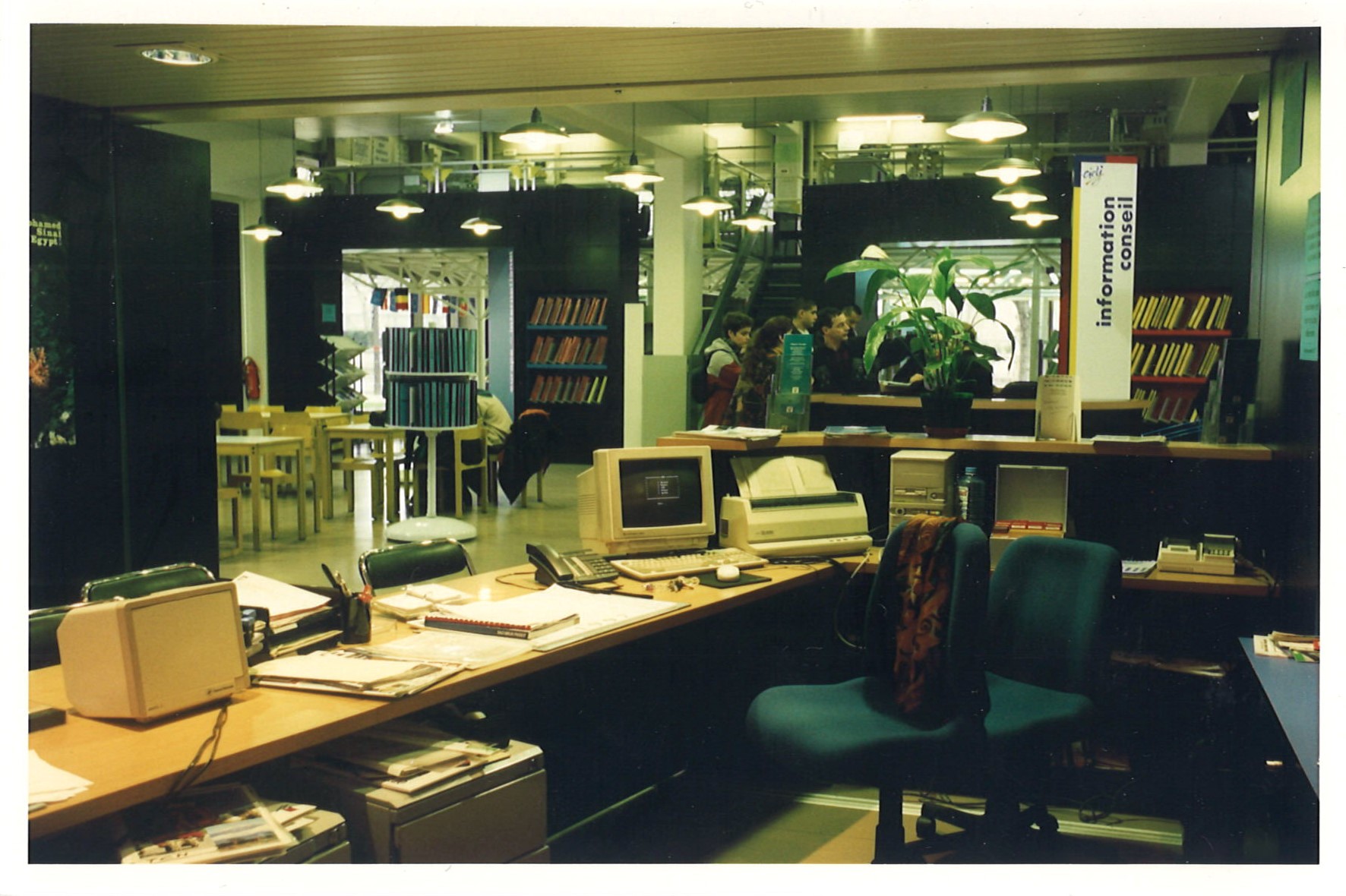 Le hall du CIDJ équipé en multimédia dans les années 90