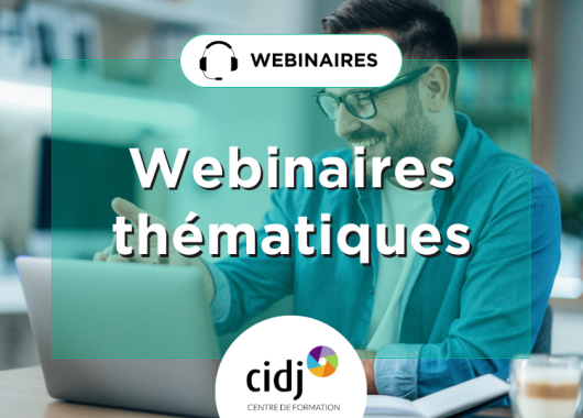 Un homme participe aux webinaires thématiques