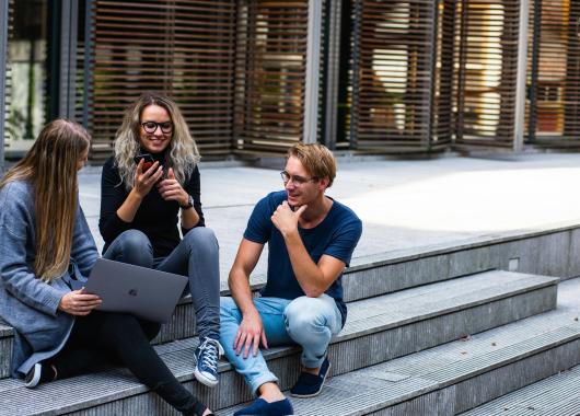 3 jeunes entrain de discuter