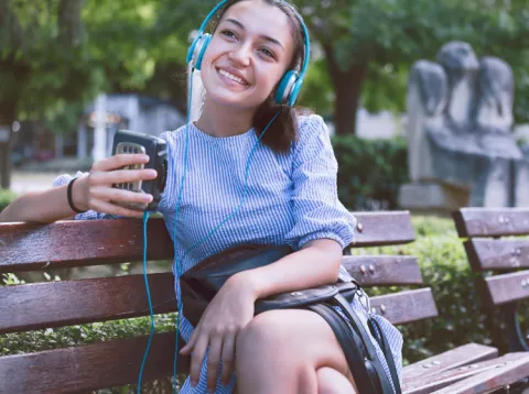 une femme écoute de la musique 