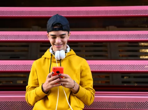 un homme écoute de la musique 