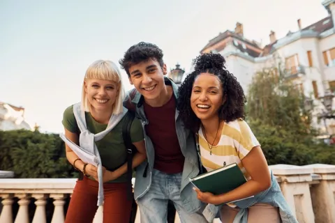 Des jeunes souriants