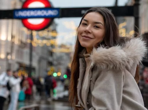 une étudiante dans les rues de Londres