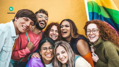 Un groupe de jeunes avec le drapeau arc-en-ciel sourient