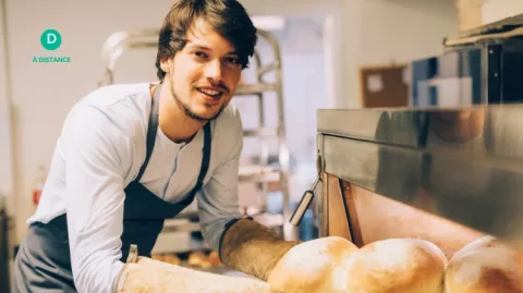 Un jeune alternant en boulangerie fabrique des viennoiseries