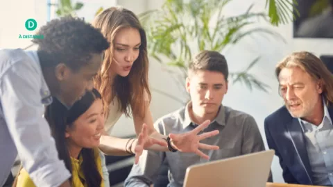 Un groupe en formation est regroupé autour d'un ordinateur