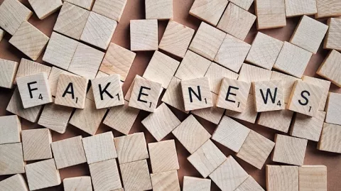 On lit fake news sur des cubes de scrabble 