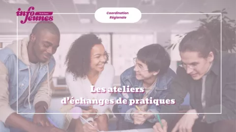 Des professionnels échangent entre eux en réunion