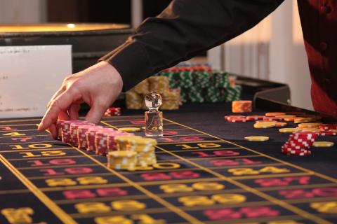 Croupier / Croupière