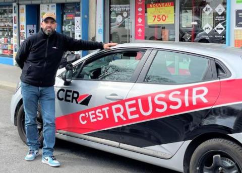 À Pantin, une autoécole transporte gratuitement des personnes dans le besoin