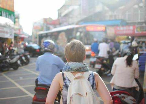 Partir à l'étranger : stress du départ, spleen du retour... comment gérer ses émotions ?