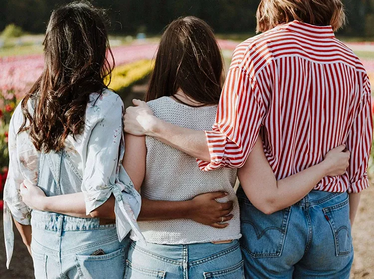 trois jeunes se soutiennent