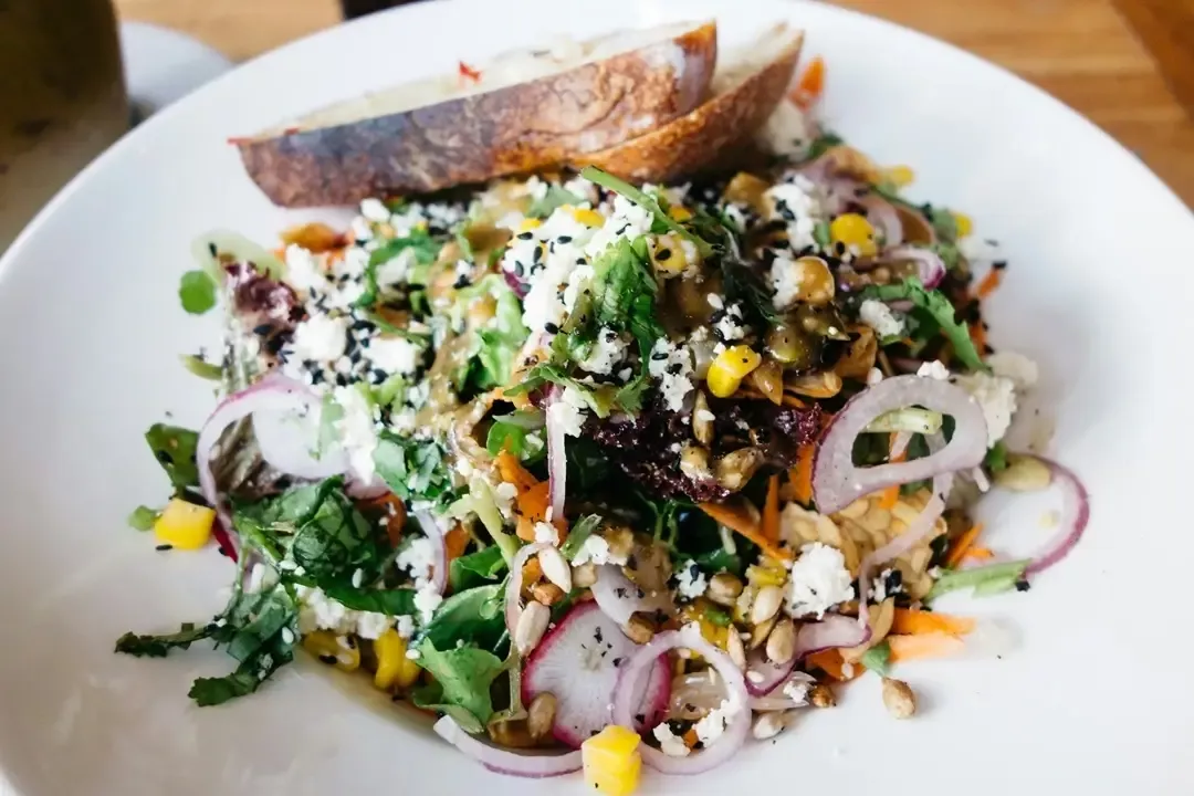 Une assiette composée d'un repas végétarien.