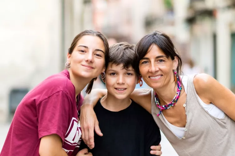 Une maman entoure ses enfants