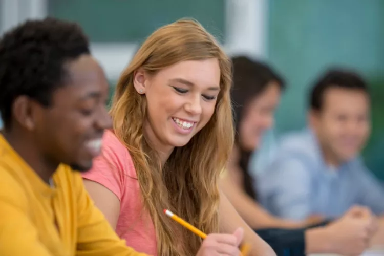 Des jeunes participent à un atelier et écrivent