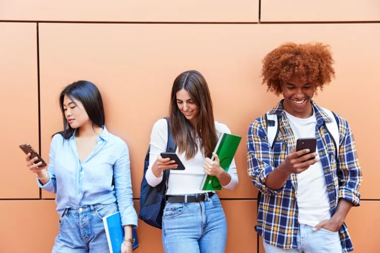 3 jeunes consultent leur téléphone