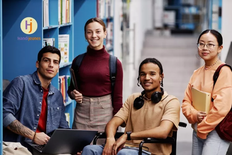 4 jeunes dont un fauteuil roulant sont dans une bibliothèque