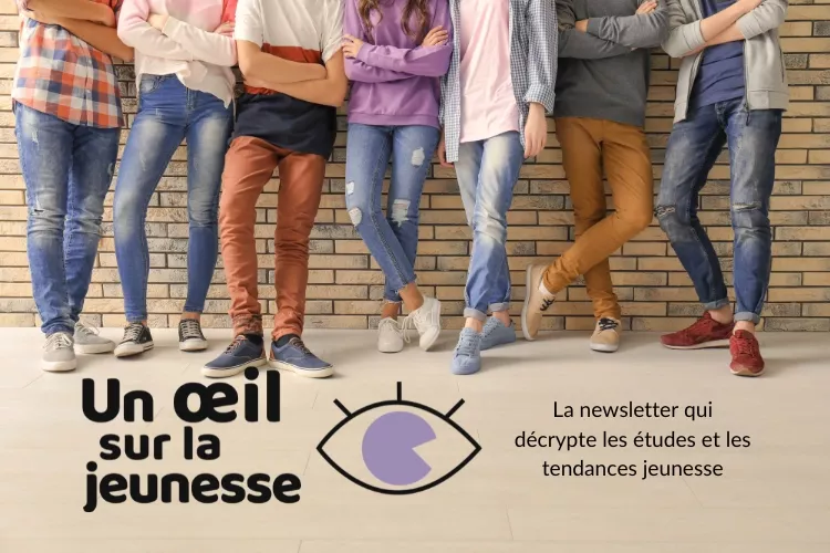 Des jeunes sont contre un mur, on voit leur jambes et le logo un oeil sur la jeunesse