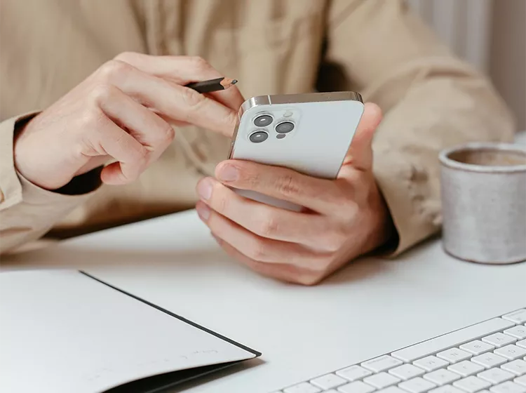 un homme rempli un formulaire de contact via son iPhone