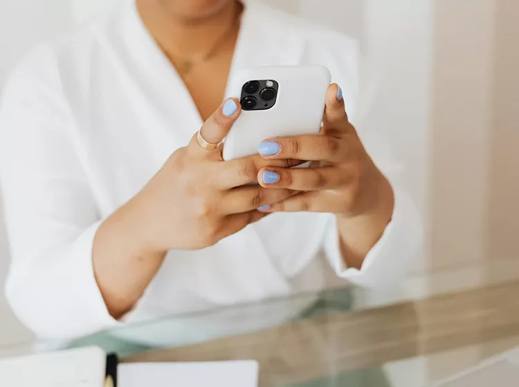 une jeune femme créé son compte perso