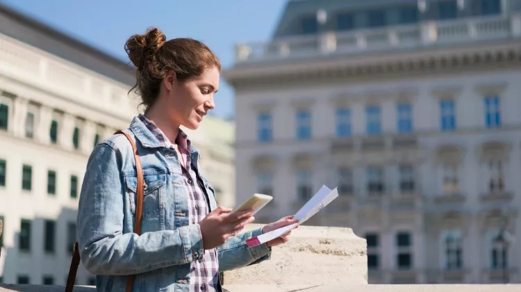 Une jeune femme dans la rue regarde un plan