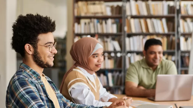 Des jeunes étrangers participent à une réunion