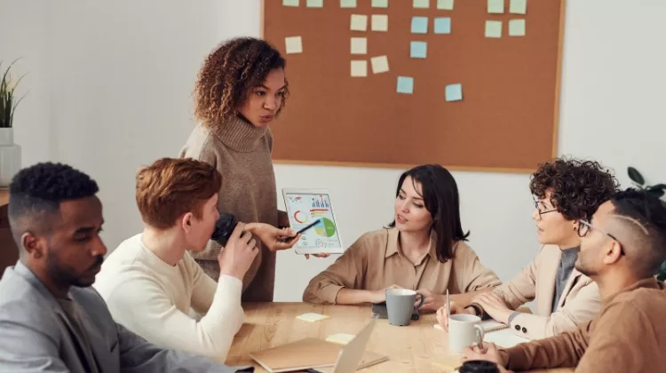 Un groupe de personnes travaille sur un projet en mode collaboratif