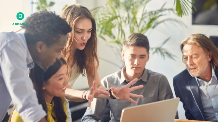 Un groupe en formation est regroupé autour d'un ordinateur