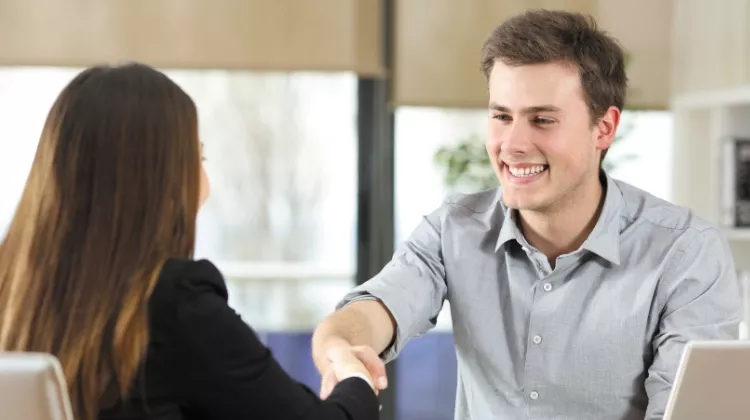 Un jeune homme en entretien d'embauche