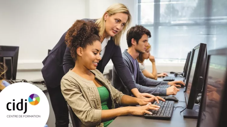 Une formation avec des apprenants devant un ordinateur