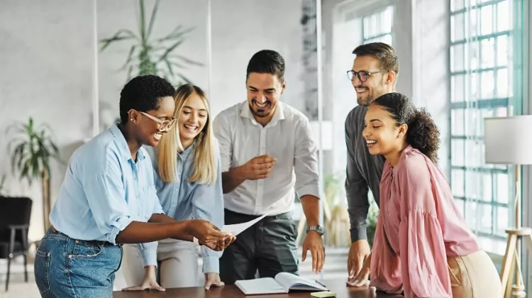 Un groupe de personnes en réunion de développement personnel