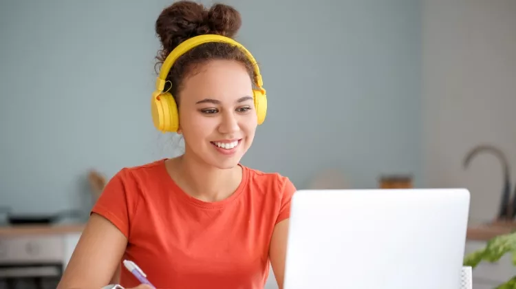 Une jeune femme sur un ordinateur fait ses voeux parcoursup