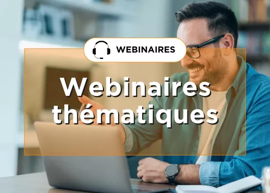 Webinaires thématiques - homme qui sourit devant son ordinateur portable