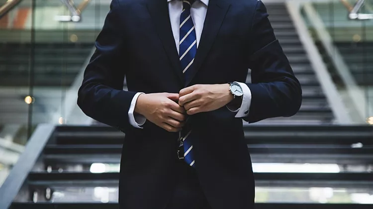 un homme en costume pour un entretien d'embauche