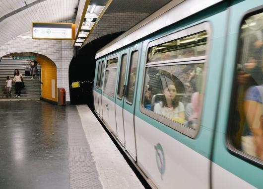 aveugles-metro-parlant-paris-annonces-vocales-j-o-2024.jpg