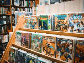 Un étalage de BD dans une librairie.. Le secteur de la bande dessinée se porte bien, pas ses auteurs.
