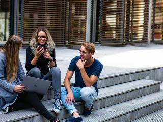 3 jeunes entrain de discuter